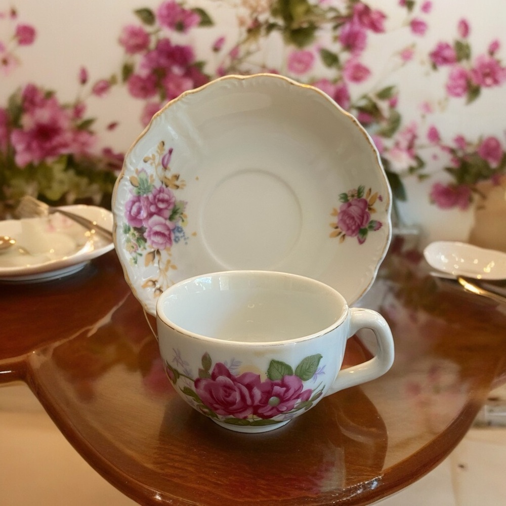 Beautiful Vintage teacup and saucer - Picture 1 of 6